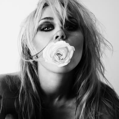 MILEY CYRUS - BASS PERSUADES