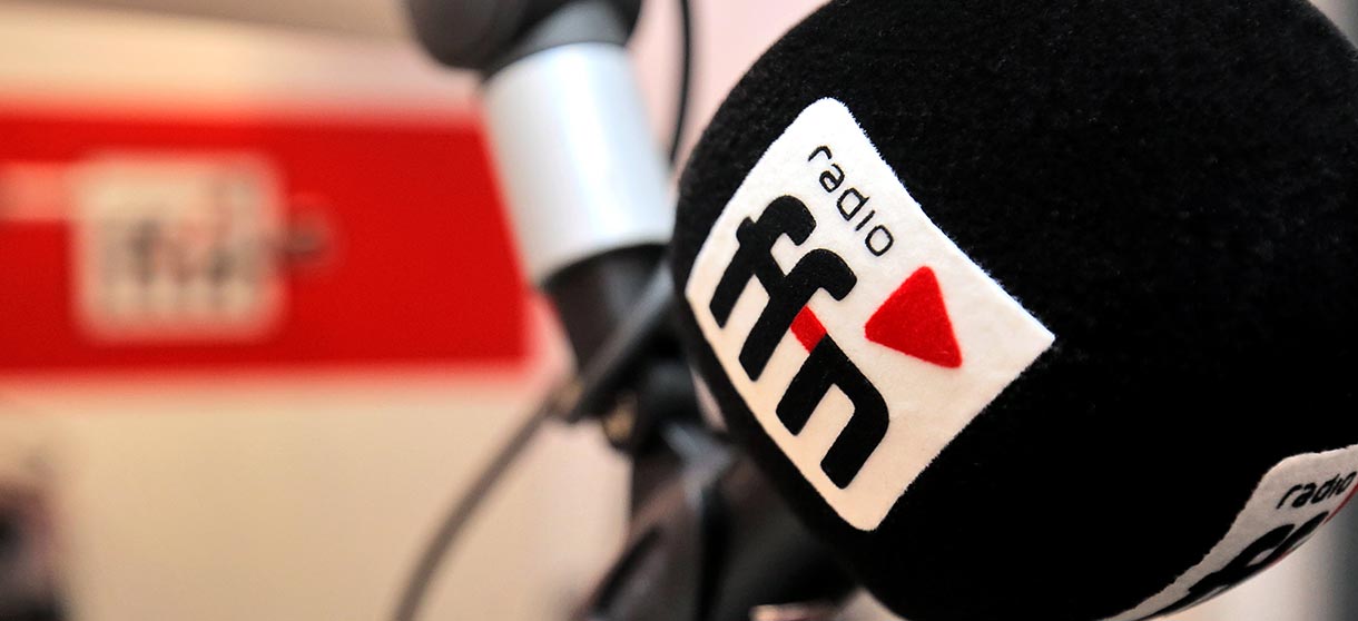 Ein Mikrofon mit ffn-Logo im Studio