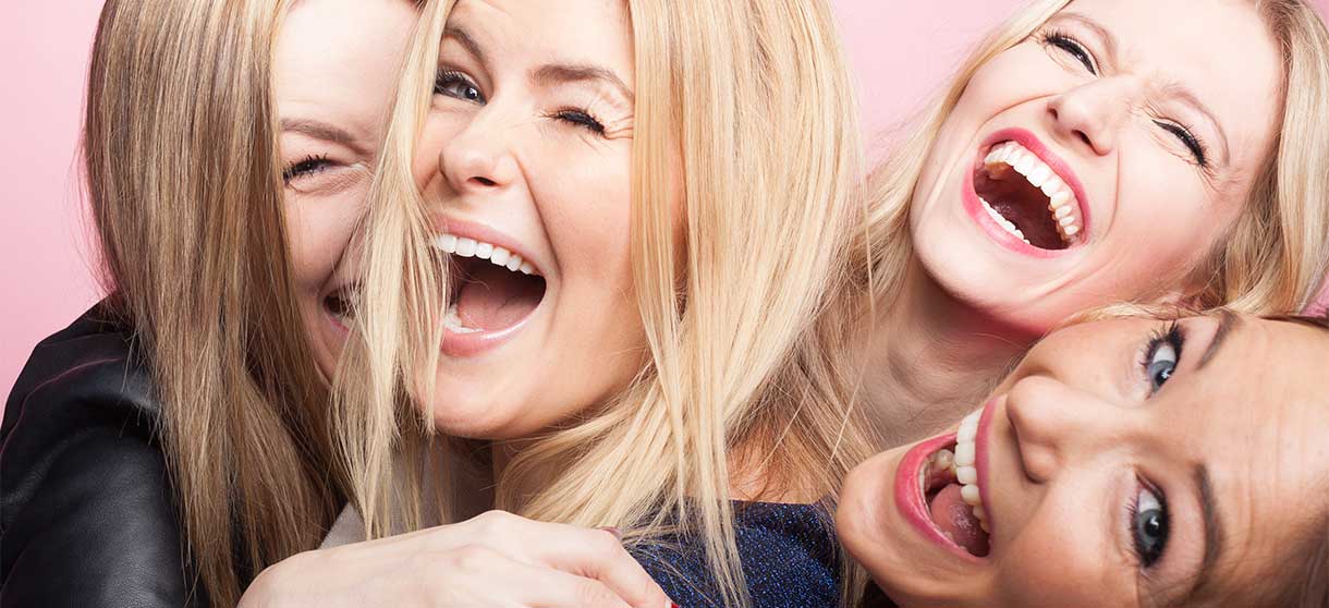 ffn-Comedy: drei lachende blonde Frauen