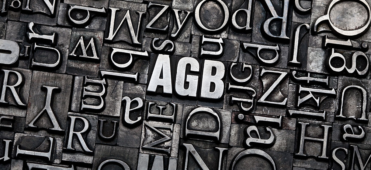 Die Buchstaben AGB in Metall ausgestanzt