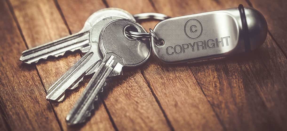 Schlüssel mit Metall-Anhänger, auf dem "Copyright" steht