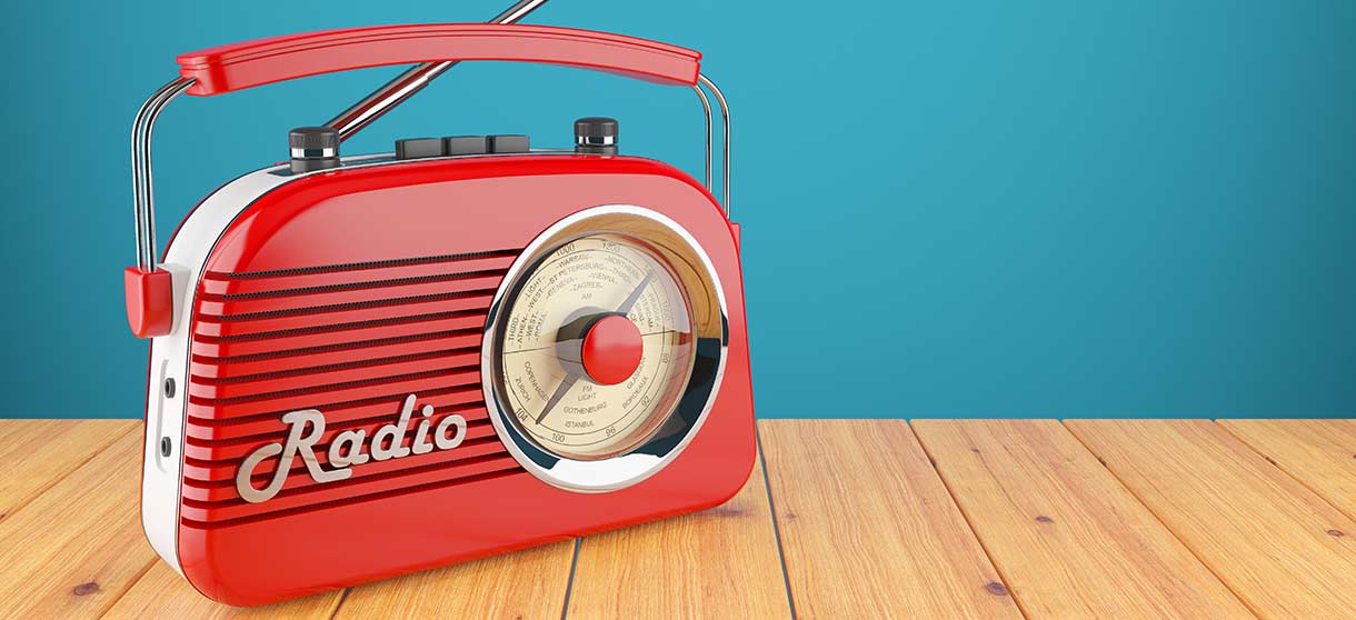 Rotes 50er Jahre Radio steht auf einem Holztisch