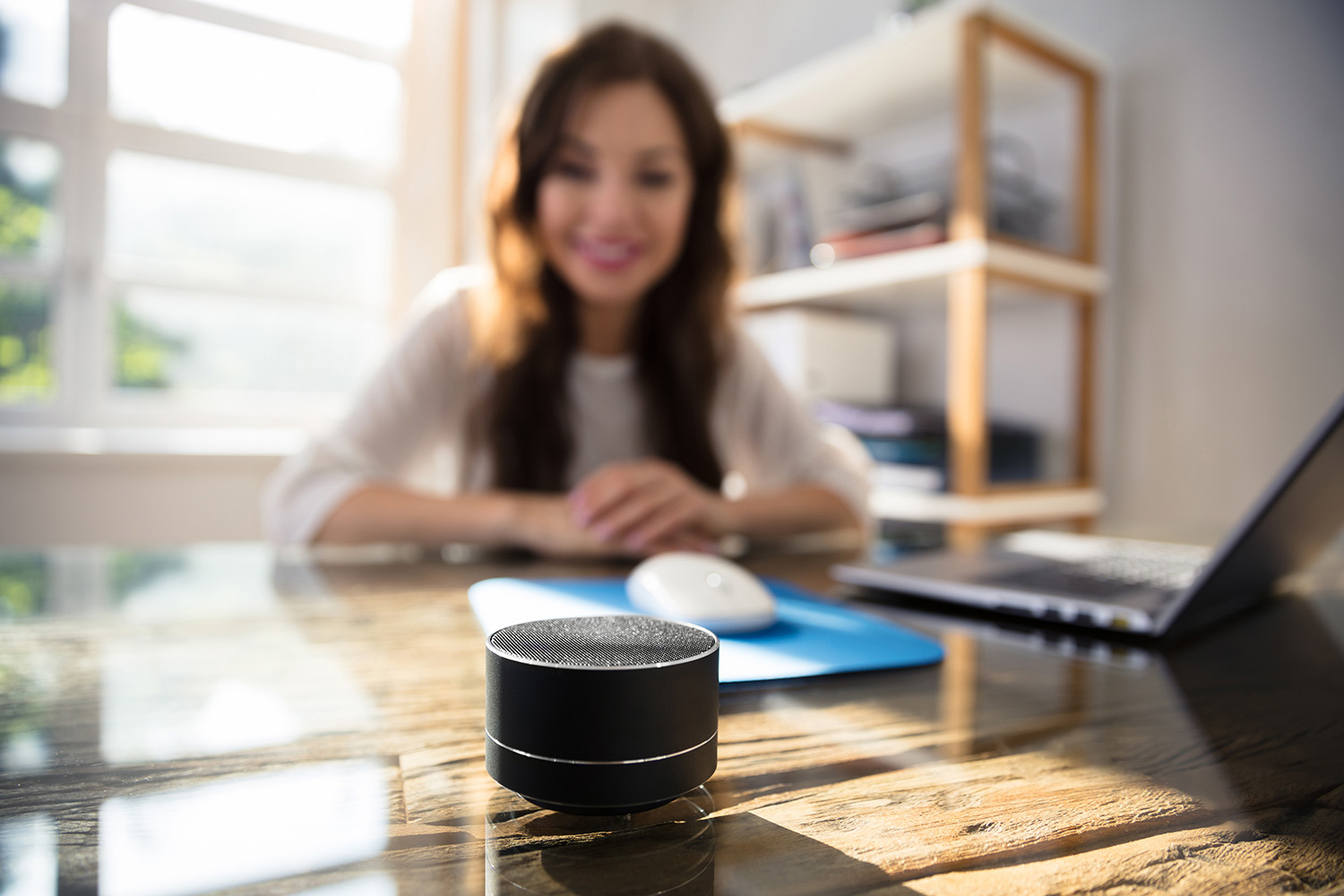 Alexa, starte radio ffn: Alexa im Wohnzimmer mit blauem Rand