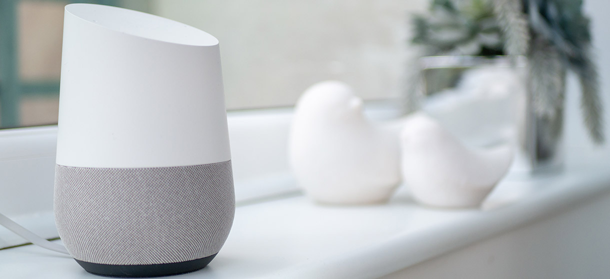 Weißer Google Home steht auf einer Fensterbank