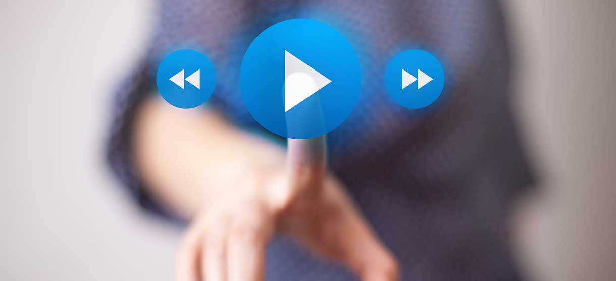 Titelsuche: Finger, der auf einen Play-Button drückt