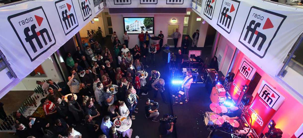 Meet your star Bühne im Foyer des ffn-Funkhauses mit Zuschauern