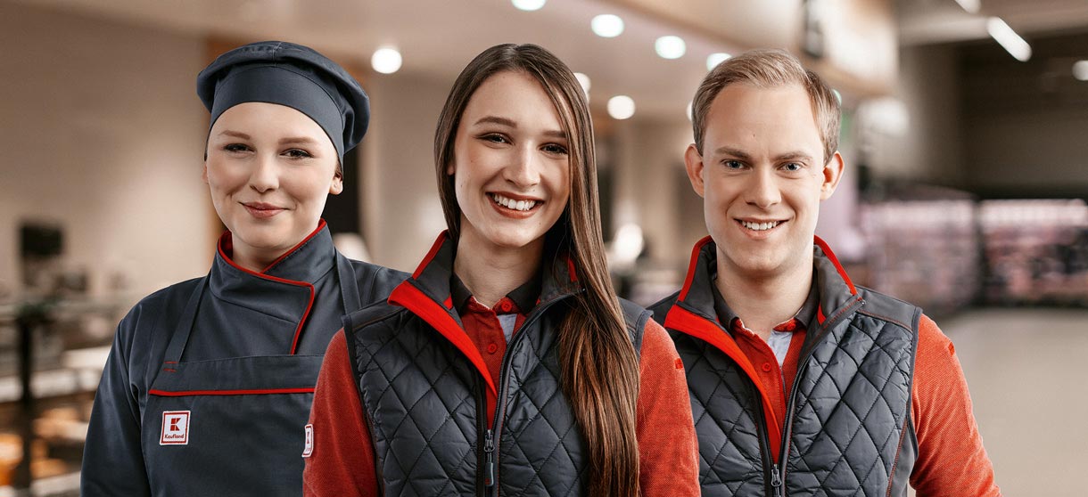 2 Frauen und ein Mann in Kaufland Kleidung
